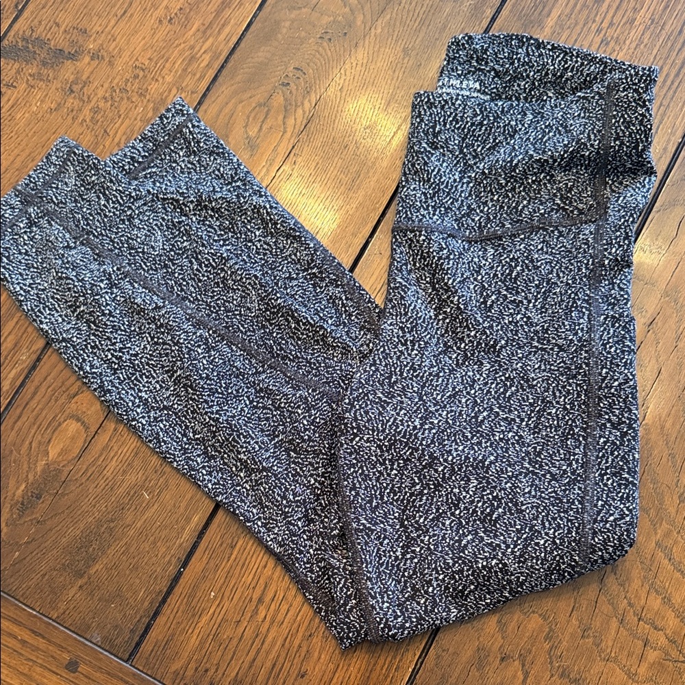 Athleta Black and White Speckled ultimate stash textured 7/8  Leggings size S